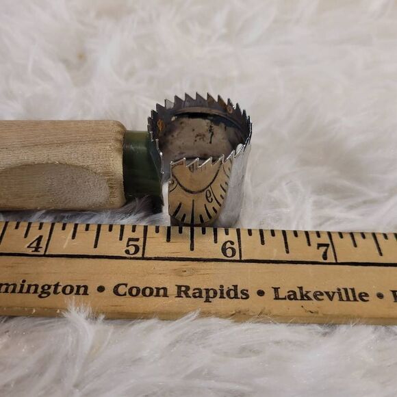 Vintage Corn Kernel Remover - Picture 3 of 4